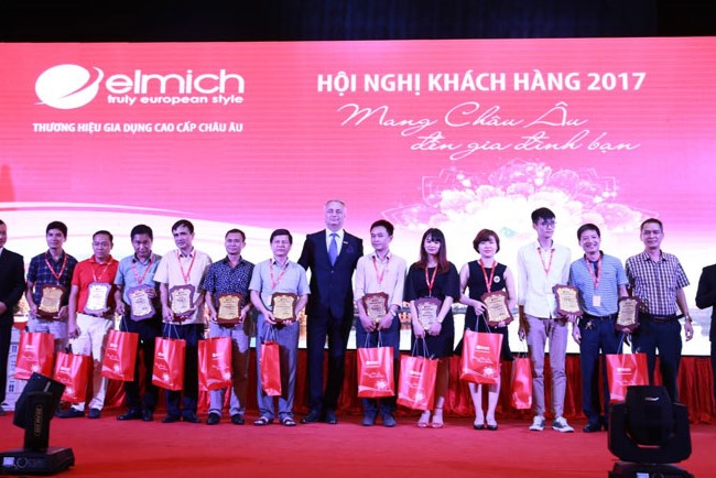 Quà tặng hội nghị khách hàng: 7 cách tạo ấn tượng khó quên