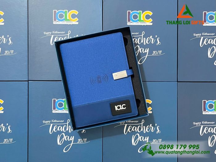 Sổ sạc đa năng khắc t&ecirc;n thầy c&ocirc; theo y&ecirc;u cầu
