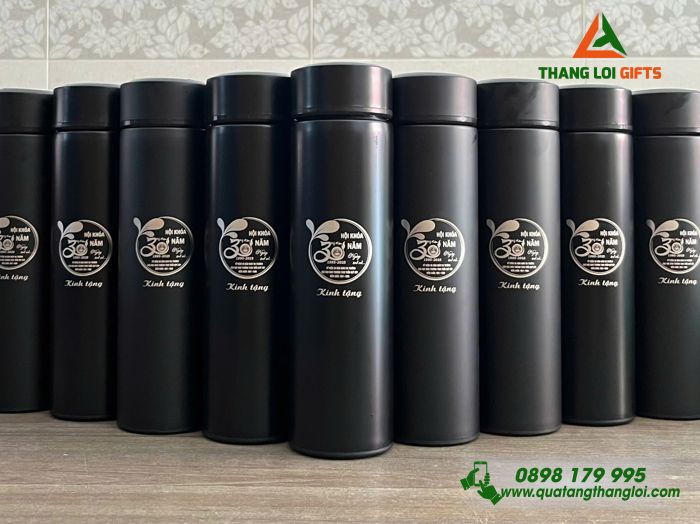 Bình giữ nhiệt khắc tên thầy cô và logo trường theo yêu cầu