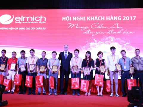 Quà tặng hội nghị khách hàng: 7 cách tạo ấn tượng khó quên