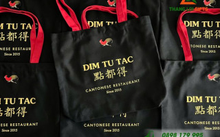 Thêu hay in lụa cho túi vải theo yêu cầu: Phương pháp nào phù hợp hơn cho quà tặng doanh nghiệp?
