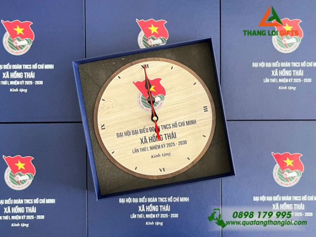 Đồng hồ gỗ để bàn in logo