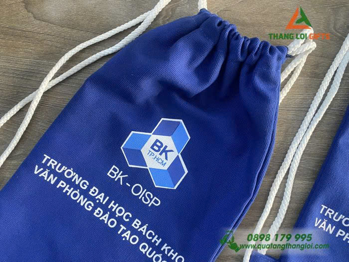 In ấn logo l&ecirc;n t&uacute;i vải d&acirc;y r&uacute;t theo y&ecirc;u cầu