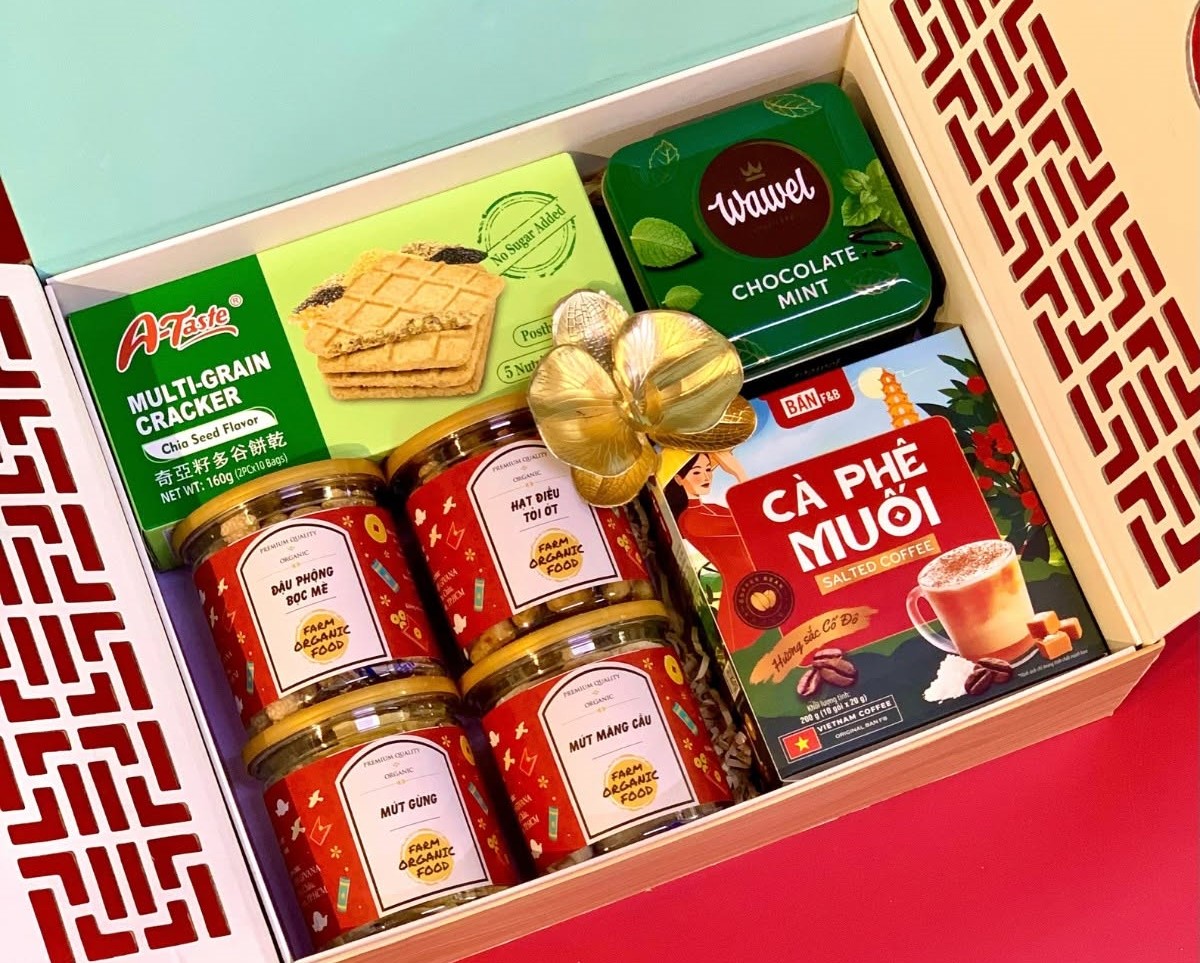 Set bánh kẹo quà Tết in logo công ty theo yêu cầu