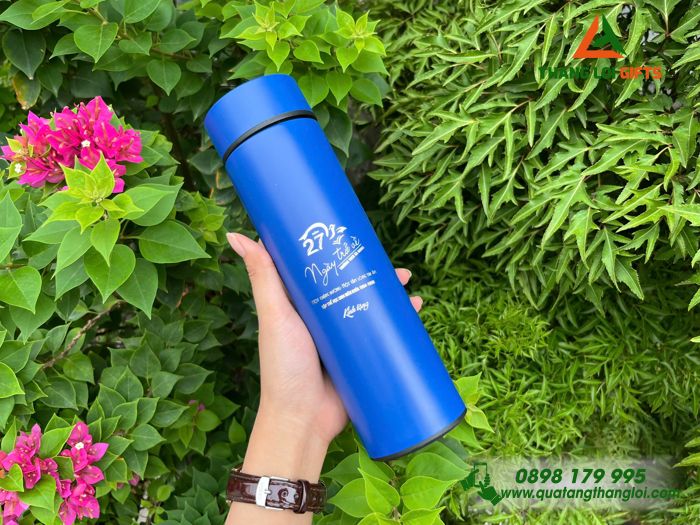 B&igrave;nh giữ nhiệt khăc t&ecirc;n l&agrave;m qu&agrave; tặng thầy c&ocirc;